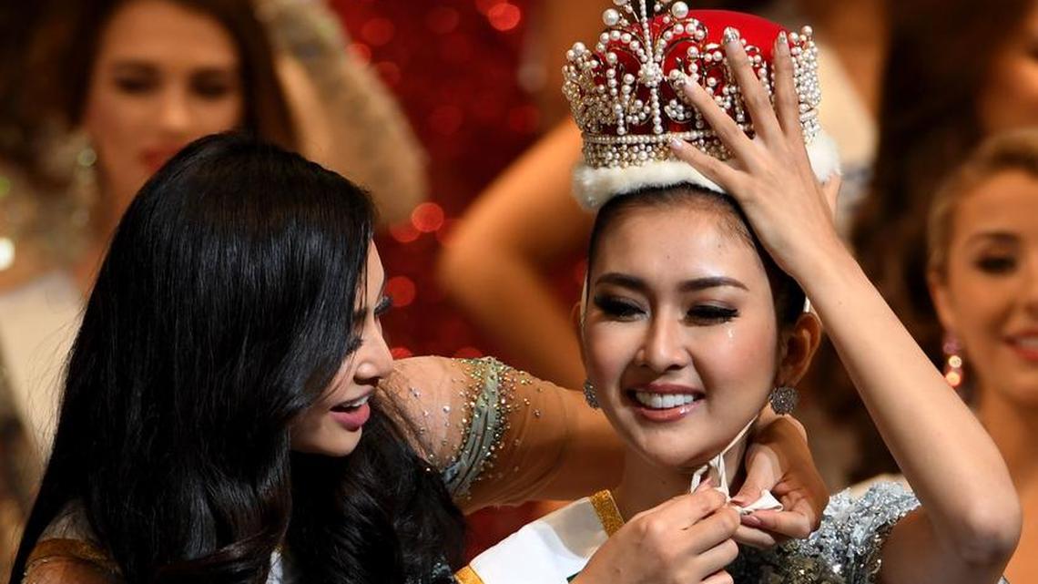 Miss Indonesia, Kevin Lilliana recibe la corona de Miss Internacional 2017 en Tokio (Japón) el14 de noviembre de 2017, en el que han participado representantes de 69 países del mundo.