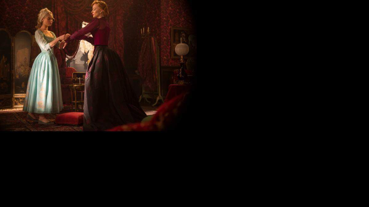 
Cate Blanchett y Lily James en ‘Cinderella’, dirigida por Kenneth Branagh. 
