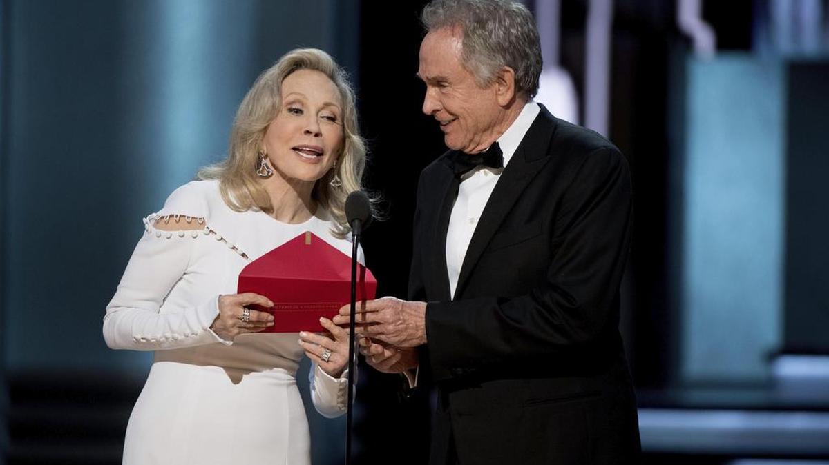 Foto facilitada por la Academia de Artes y Ciencias Cinematógraficas (AMPAS, siglas en inglés) el 27 de febrero de 2017 que muestra a los actores Faye Dunaway (izq) y Warren Beatty mientras presentan el premio a mejor película durante la 89 edición de los Oscar en el Dolby Theatre en Hollywood, California.