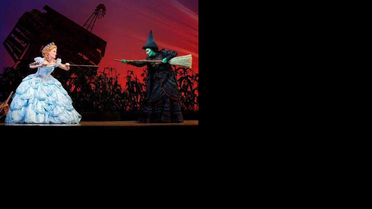 
Carrie St. Louis y Alyssa Fox en ‘Wicked’, que se presenta en el Adrienne Arsht Center.
