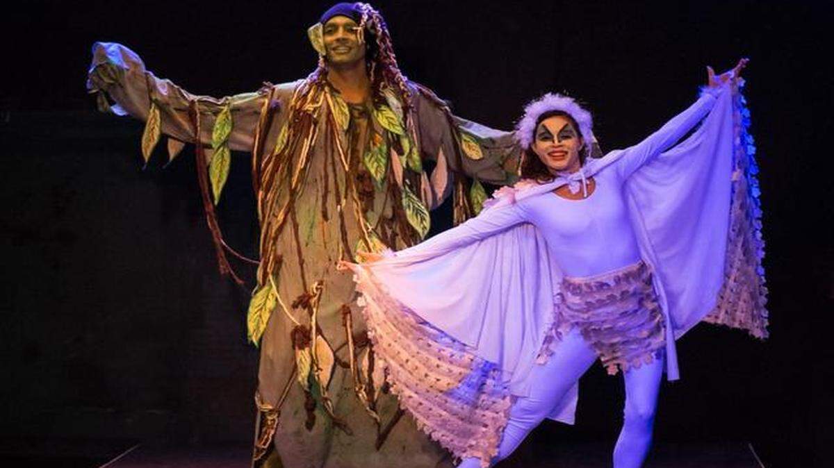 
Isaniel Rojas y Alma Itzel en ‘El cangrejito y la paloma’, que presenta Akuara Teatro.
