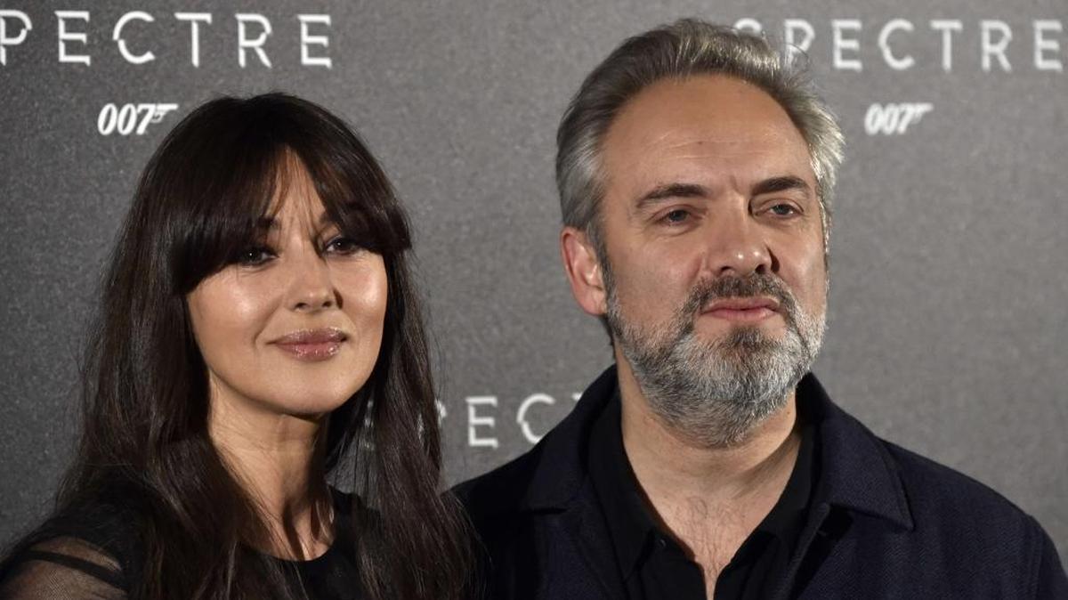 Monica Bellucci, una de las nuevas ‘chicas Bond’ junto al director británico Sam Mendes.