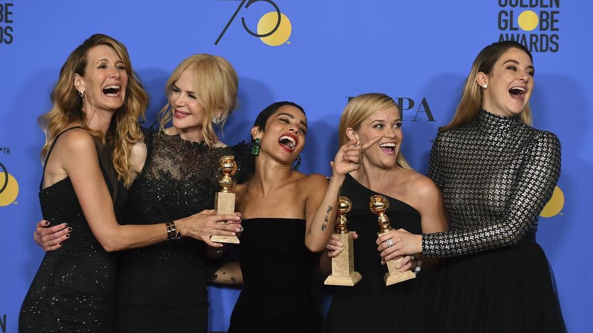 Las actrices Laura Dern, Nicole Kidman, Zoe Kravitz, Reese Witherspoon y Shailene Woodley (de izq. a der.) posan en la sala de prensa luego de que "Big Little Lies" se alzara con el premio Globo de Oro a la mejor miniserie.