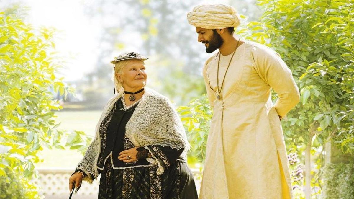 Judi Dench y Ali Fazal en una escena de la película “Victoria y Abdul”.