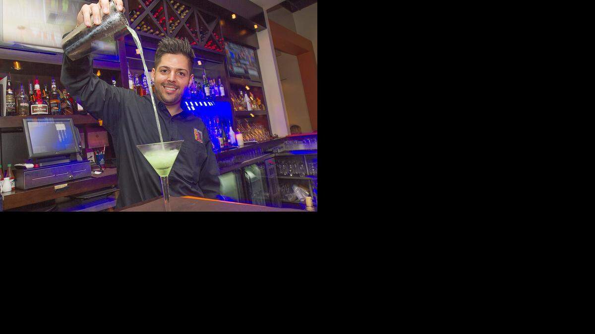 
Víctor Cabrera hace sus ‘pequeñas maniobras’ al preparar los tragos.
