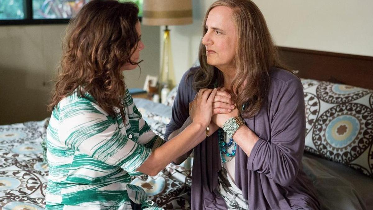 Jeffrey Tambor (der.), que ha recibido numerosos premios por su interpretación de una mujer transgénero, y Amy Landecker en la serie ‘Transparent’, de Amazon,