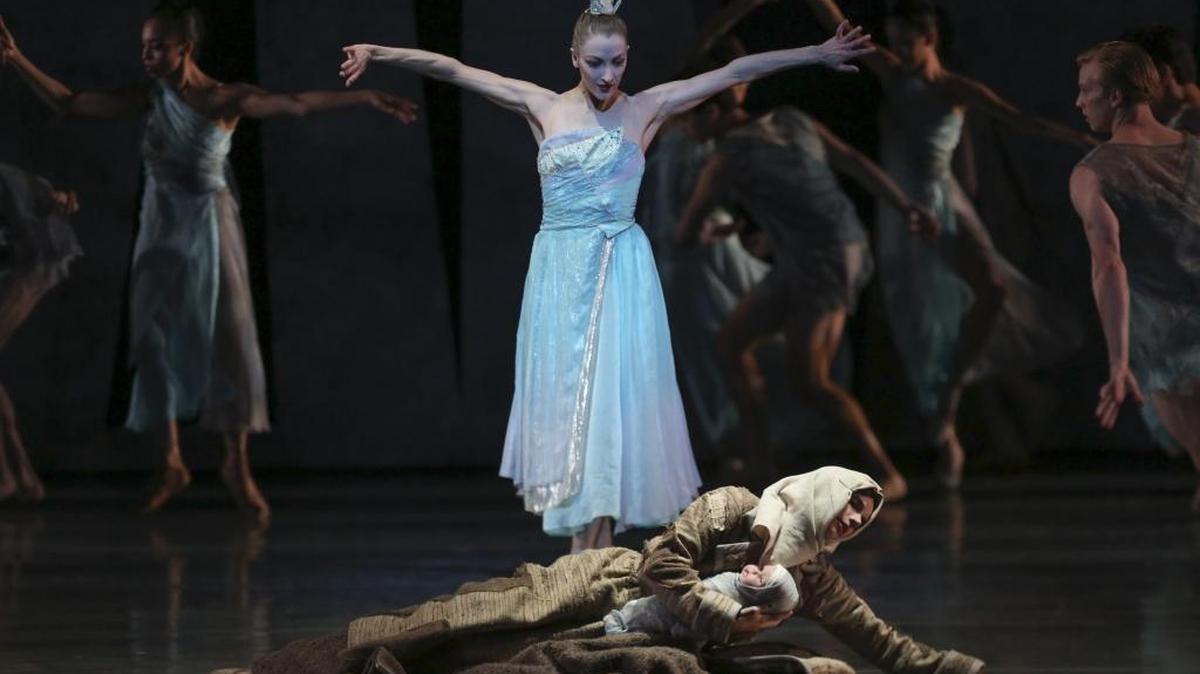 Simone Messmer (de pie) y Jordan-Elizabeth Long (en el piso), en ‘The Fairy’s Kiss’.