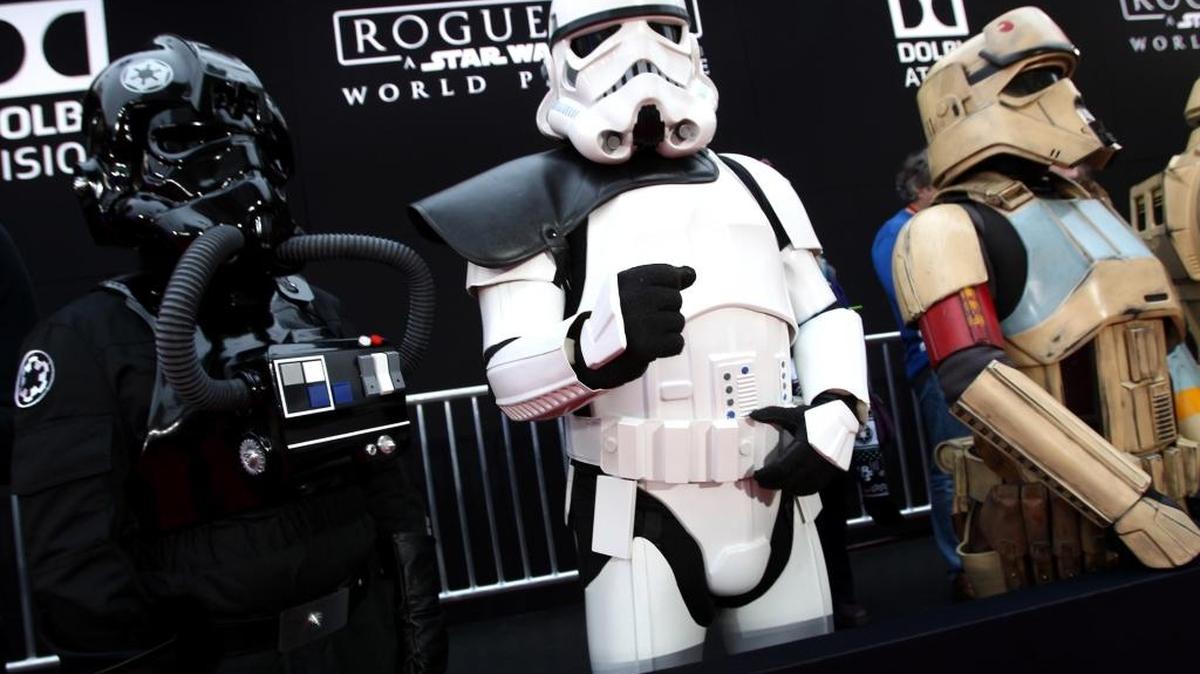 Varias personas disfrazadas como algunos personajes de la saga Star Wars durante la premier del film “Rogue One”, el 10 de diciembre en Hollywood, California.