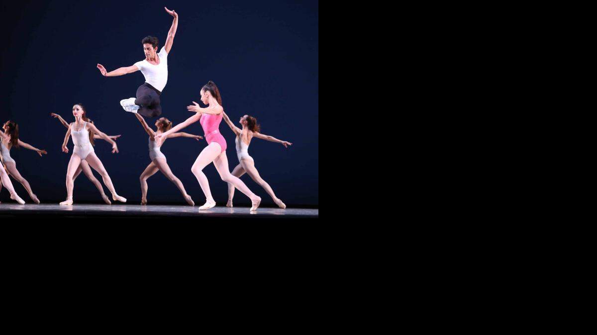 
Kleber Rebello y otros bailarines del Miami City Ballet en ‘Symphony in Three Movements’, de George Balanchine, que se presentó en el Adrienne Arsht Center.
