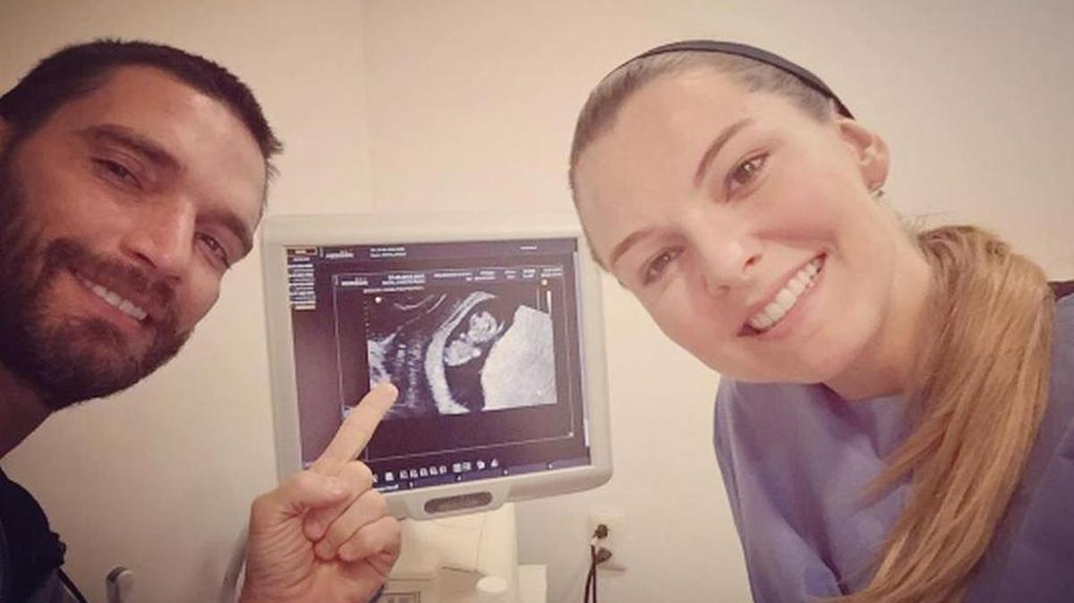 Los actores Julián Gil y Marjorie de Sousa cuando eran una pareja feliz y emocionada por la llegada del pequeño Matías.