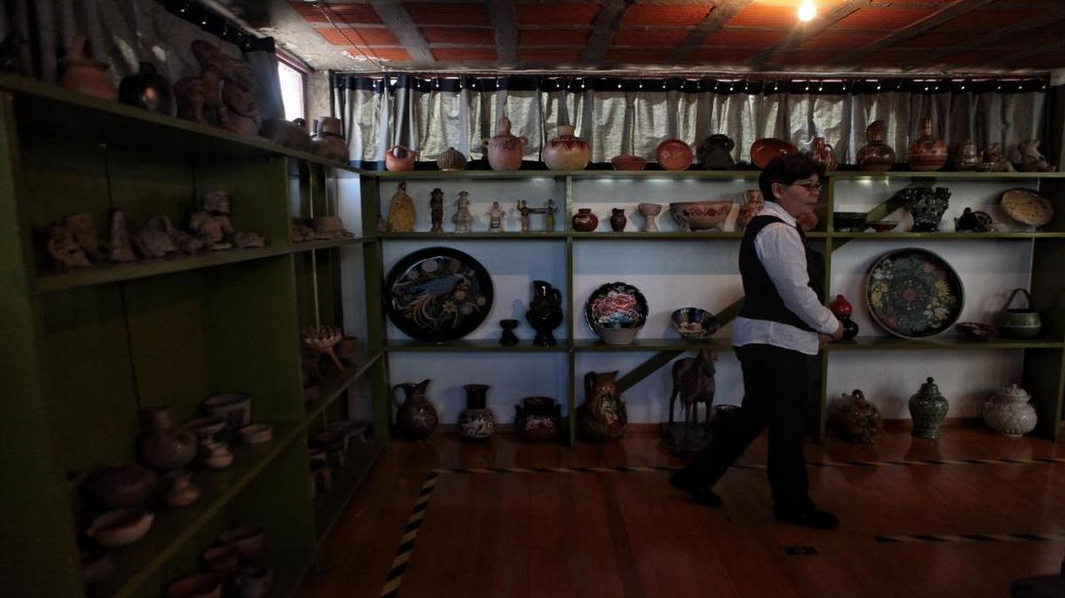 Vista general de una sala que exhibe objetos pertenecientes al pintor mexicano Diego Rivera, durante el recorrido de la exposición "30 años. Museo Casa Estudio Diego Rivera y Frida Kahlo", en Ciudad de México.