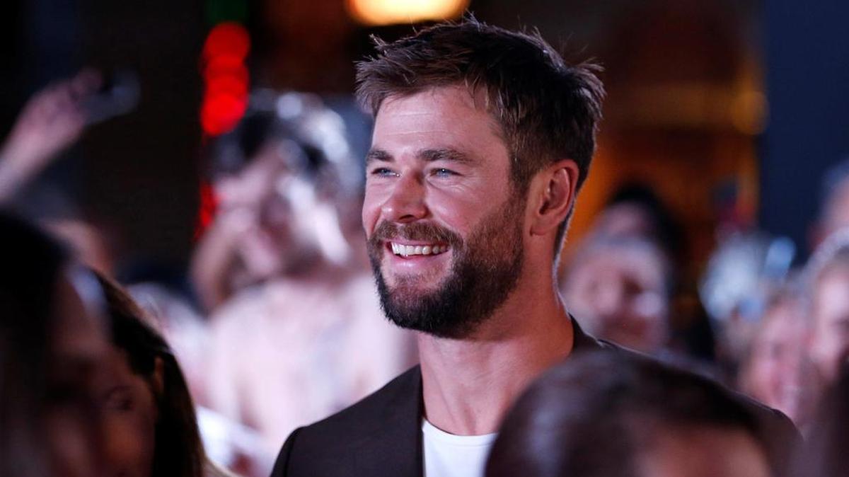 El actor australiano Chris Hemsworth sonríe a su llegada al preestreno de “Thor: Ragnarok” en Robina, Australia, 13 de octubre de 2017.