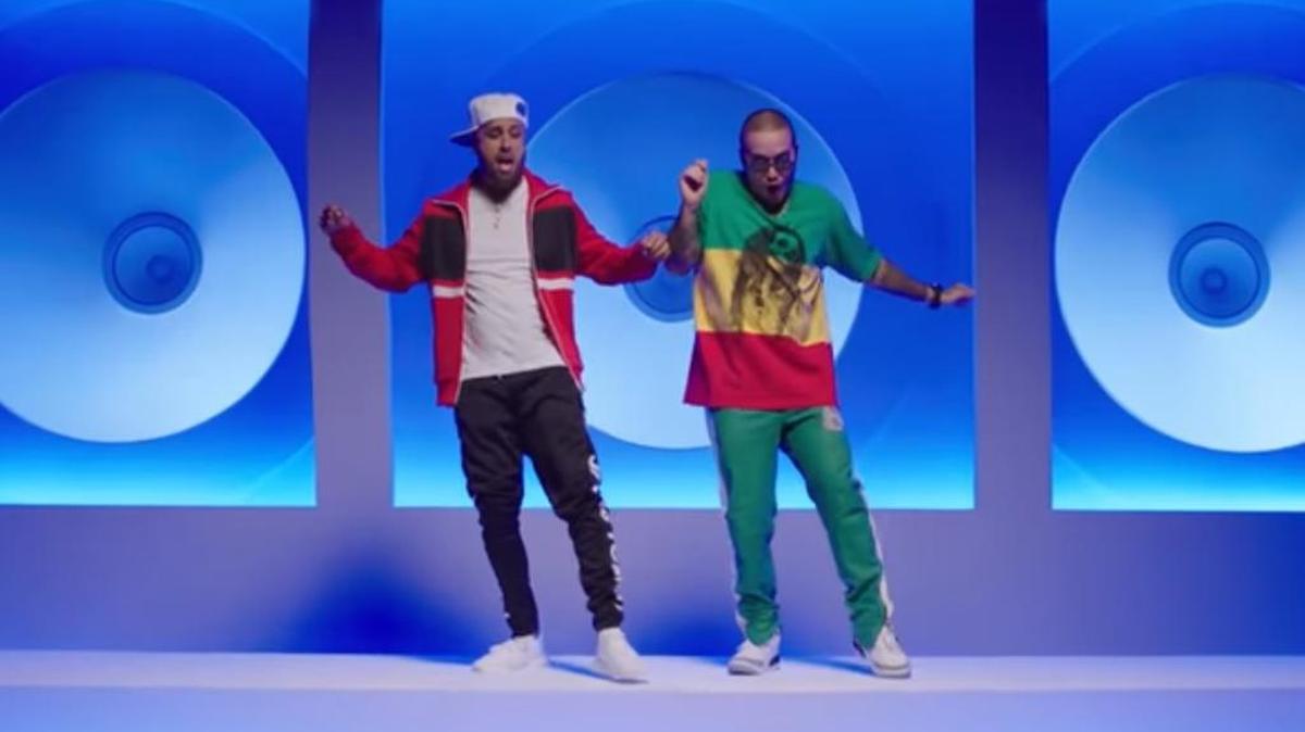 Los reguetoneros Nicky Jam y J Balvin (der.) bailan su canción “X”.