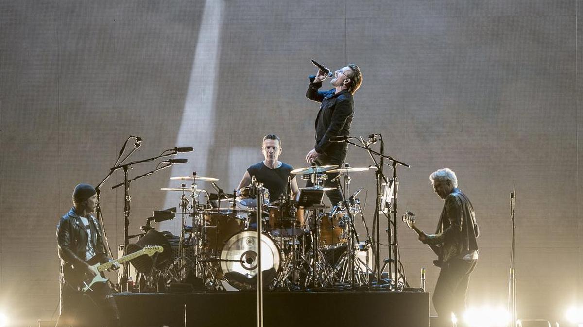 La banda irlandesa U2 se presenta durante un concierto el martes 3 de octubre de 2017, en el Foro Sol de Ciudad de México (México).