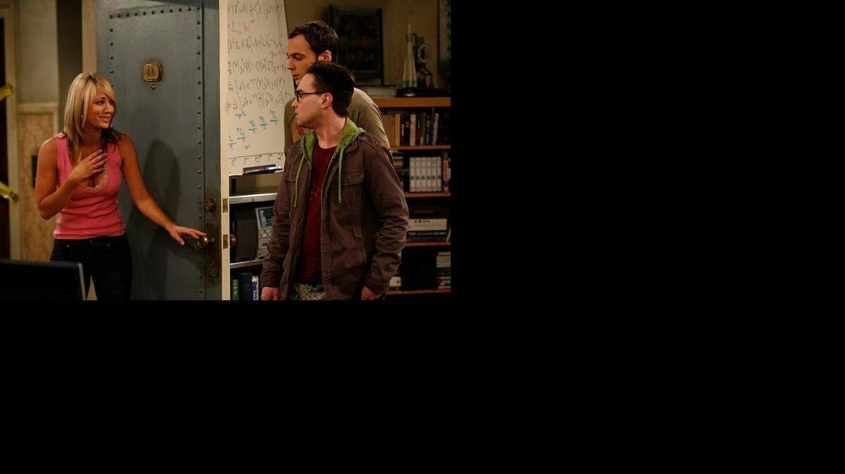 
Johnny Galecki (der. al frente), Jim Parsons, (der.) y Kaley Cuoco (izq.), en ‘The Big Bang Theory’.
