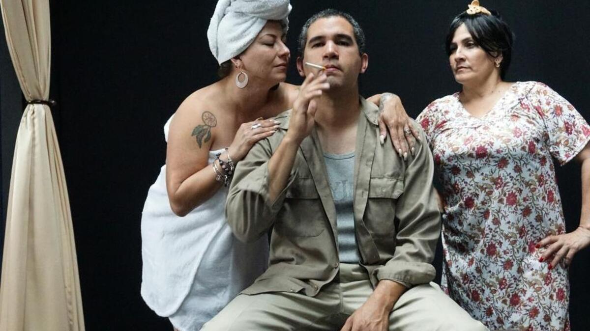 Parte del elenco de ‘Cenizas’. Desde la izq.: Nathalie Pagani, Carlos Bueno y Barby Ganesh.