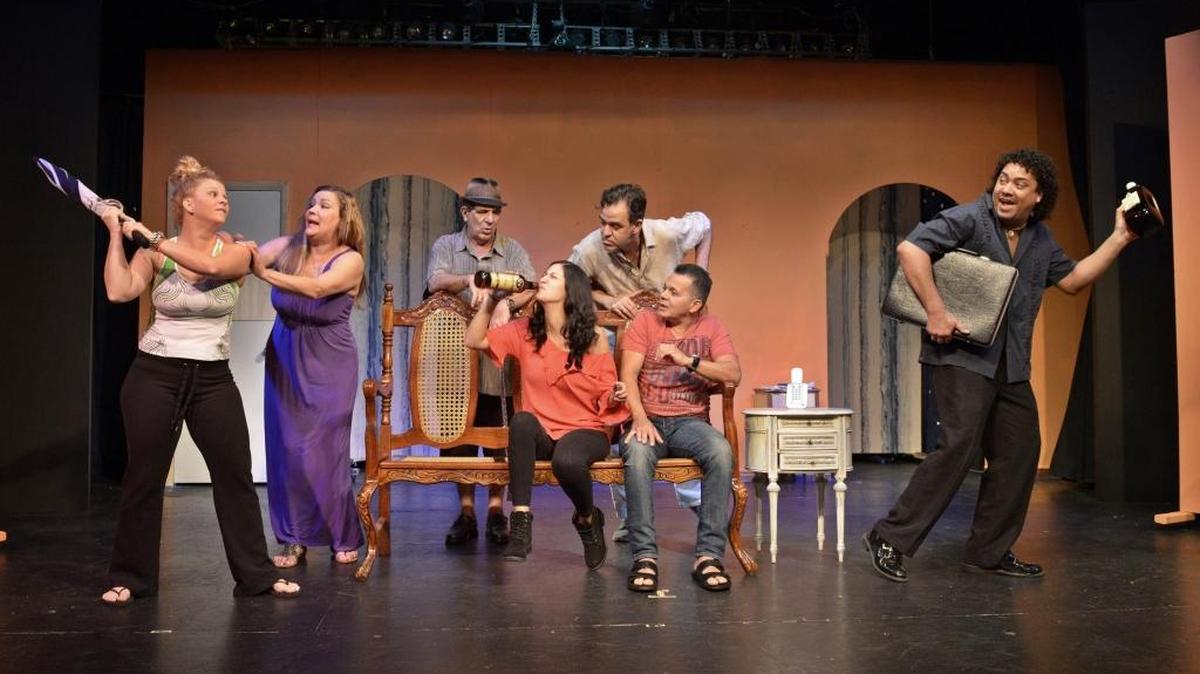 Elenco de ‘La vampiresa de la Calle 8’ (desde la izq.): Maylé Cuadra, Marlem, Lázaro Rodríguez, Glenda Sarmiento, Carlos Orihuela, El Chory y Bárbaro de Jesús.