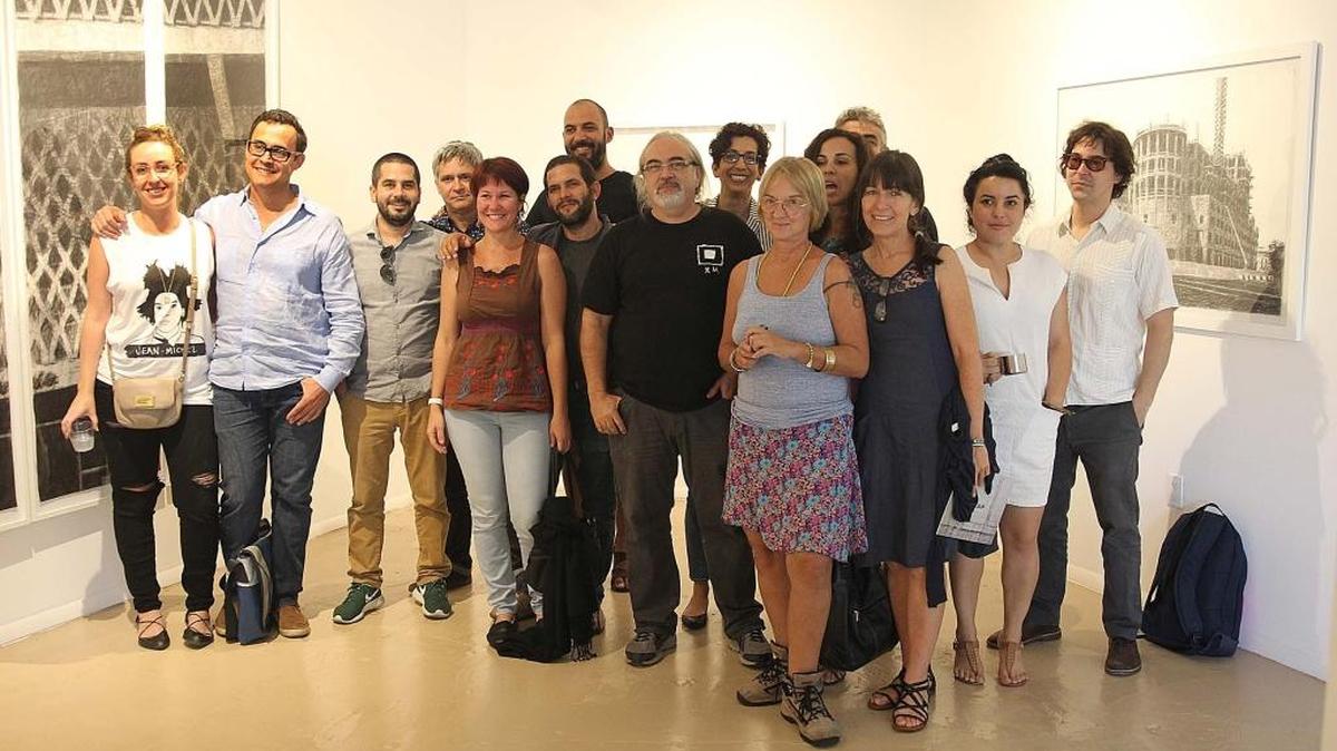 El artista cubano Gustavo Acosta (3 der.) de Miami posa el miércoles con un grupo de colegas provenientes de Cuba, durante una visita a la exposición “Paper Trail” en la galería Pan American Projects.
