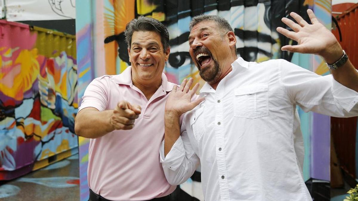 
Roberto Mateos y Roberto Quintanilla protagonizan la comedia ‘100 cosas que debes hacer antes de morir’ en la temporada Por amor a México que presenta Microteatro Miami.
