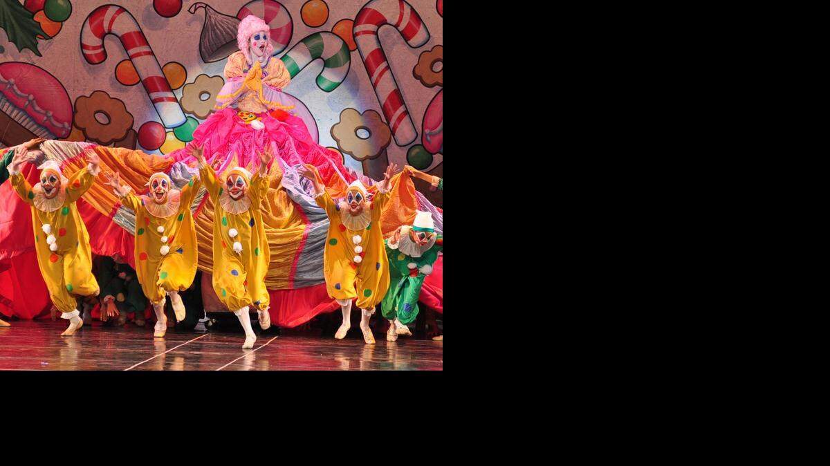 
Mother Ginger y sus hijos en ‘El Cascanueces’, del Thomas Armour Youth Ballet y New World School of the Arts.
