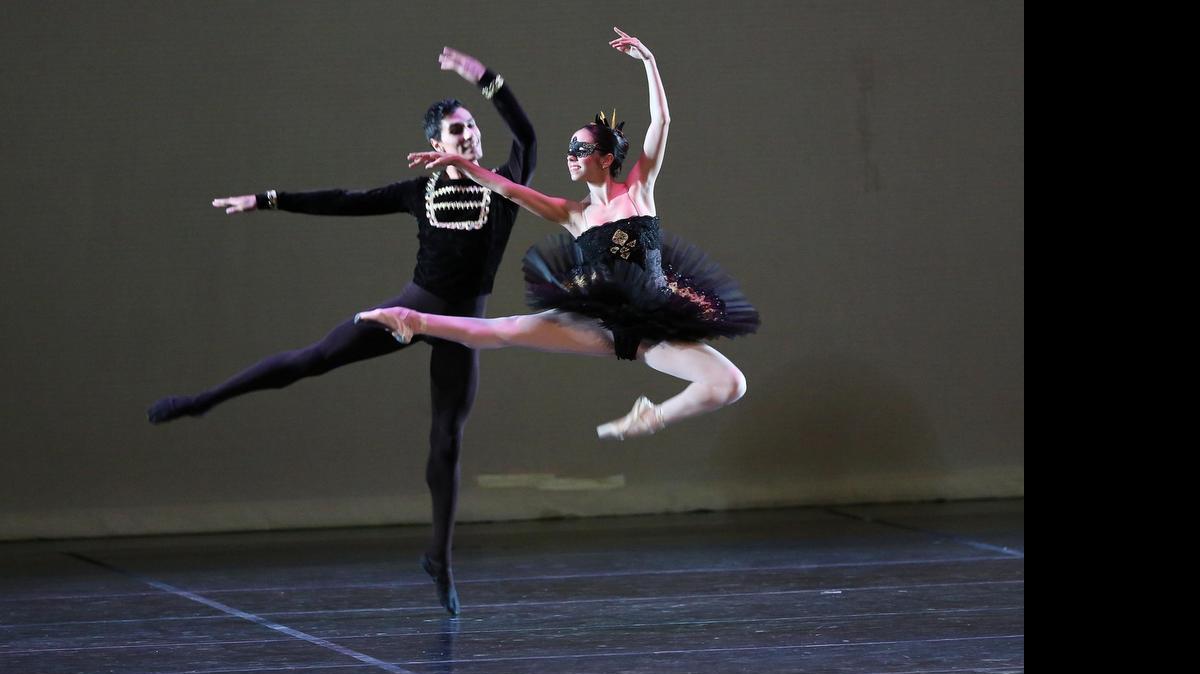 
Monica Gómez y Josué Justiz bailan durante ‘Satanella’ como parte del concierto ofrecido por Cuban Classical Ballet of Miami en el Miami-Dade County Auditorium el domingo.
