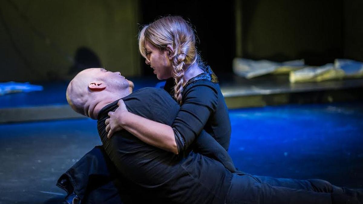 Fernando Goicochea y Romina Musach interpretan a Antoine de Saint-Exupéry y a su esposa Consuelo Suncin en ‘Azul Tirreno’.
