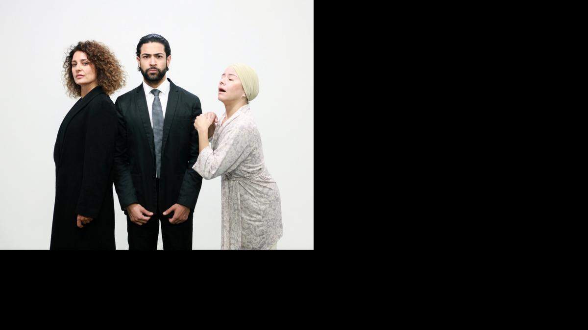 
Paulina Galvez, Amylkar y Paola Escobar portagonizan el drama ‘La princesa Aoi’, que se presenta el sábado y domingo en Miami Light Project.
