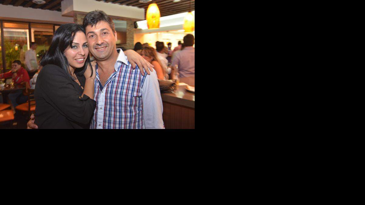 
Dana y Aysar El Rayes, copropietarios del restaurante, celebran después del ‘show’ del comediante George Harris.
