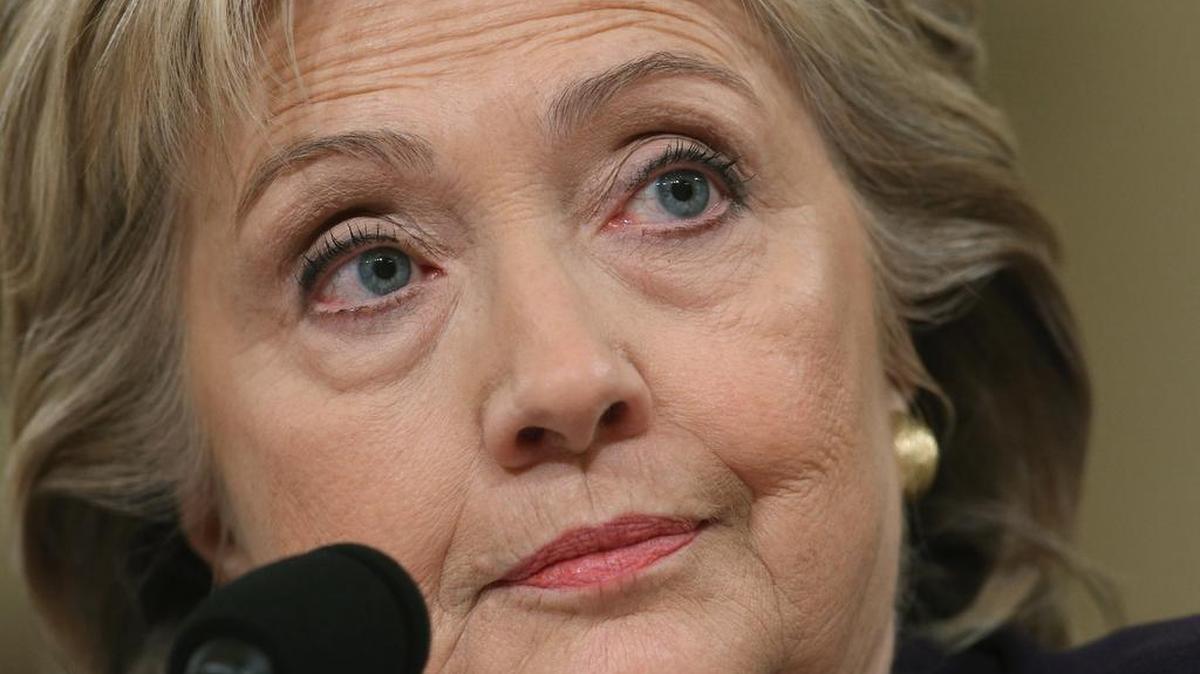 La precandidata presidencial demócrata y ex Secretaria de Estado Hillary Clinton testifica ante el Congreso sobre los sucesos de Benghazi, el 22 de octubre, en el Capitolio de Washington, DC.