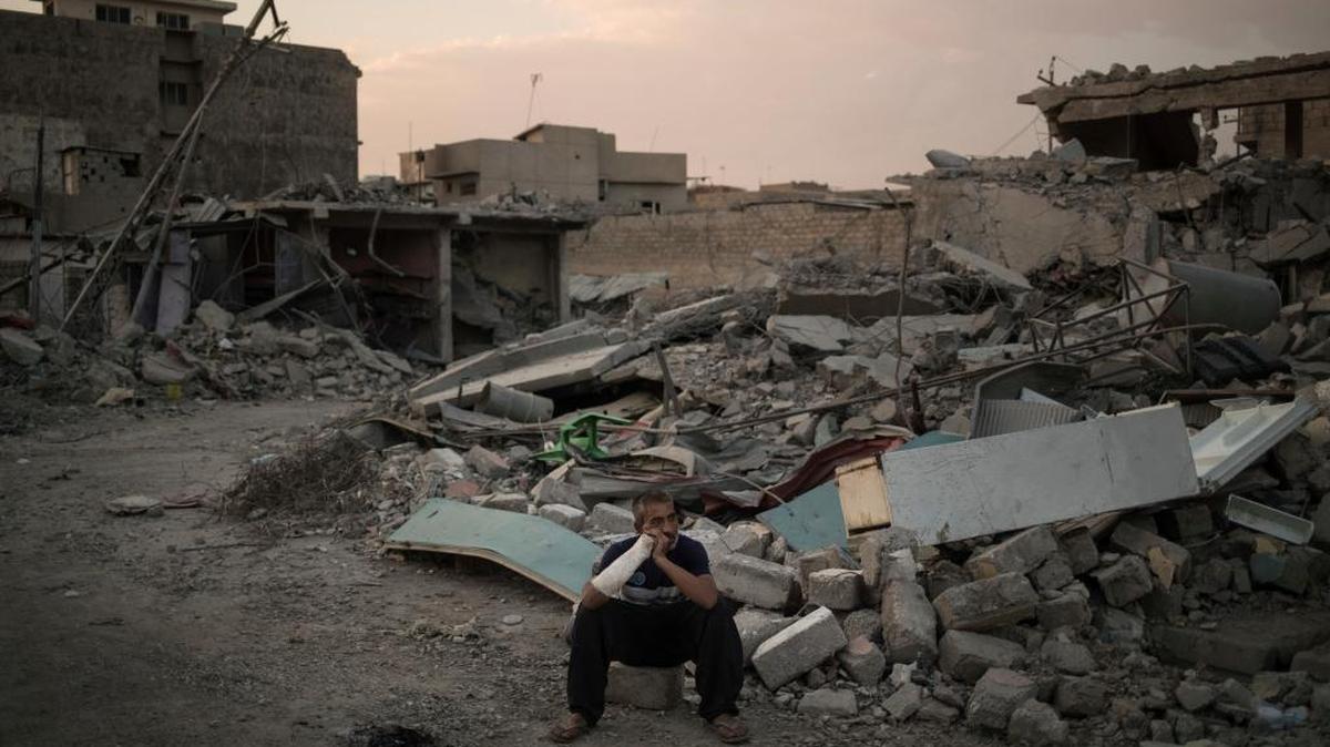 Saddam Salih Ahmed resultó herido cuando su casa fue afectada por una explosión, en el lado oeste de Mosul. La contienda contra el Estado Islámico por la ciudad, que ha ido en crescendo, ha causado una gran destrucción.