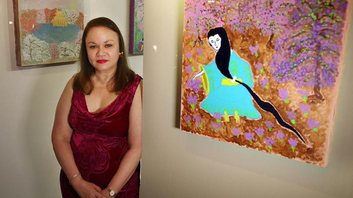 La autora Zoé Valdés junto a una de sus obras de la exhibición ‘Japonismos’.