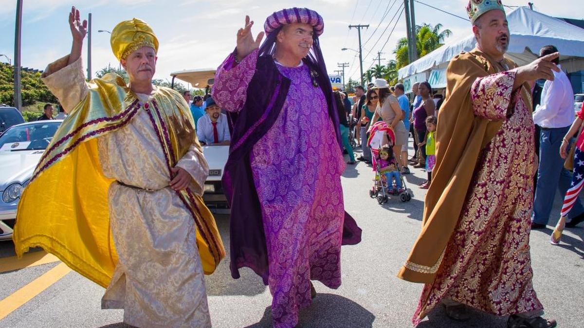 Los Reyes Magos en el Evangelio de San Mateo son solos magos, una palabra griega que designa a sacerdotes o científicos.