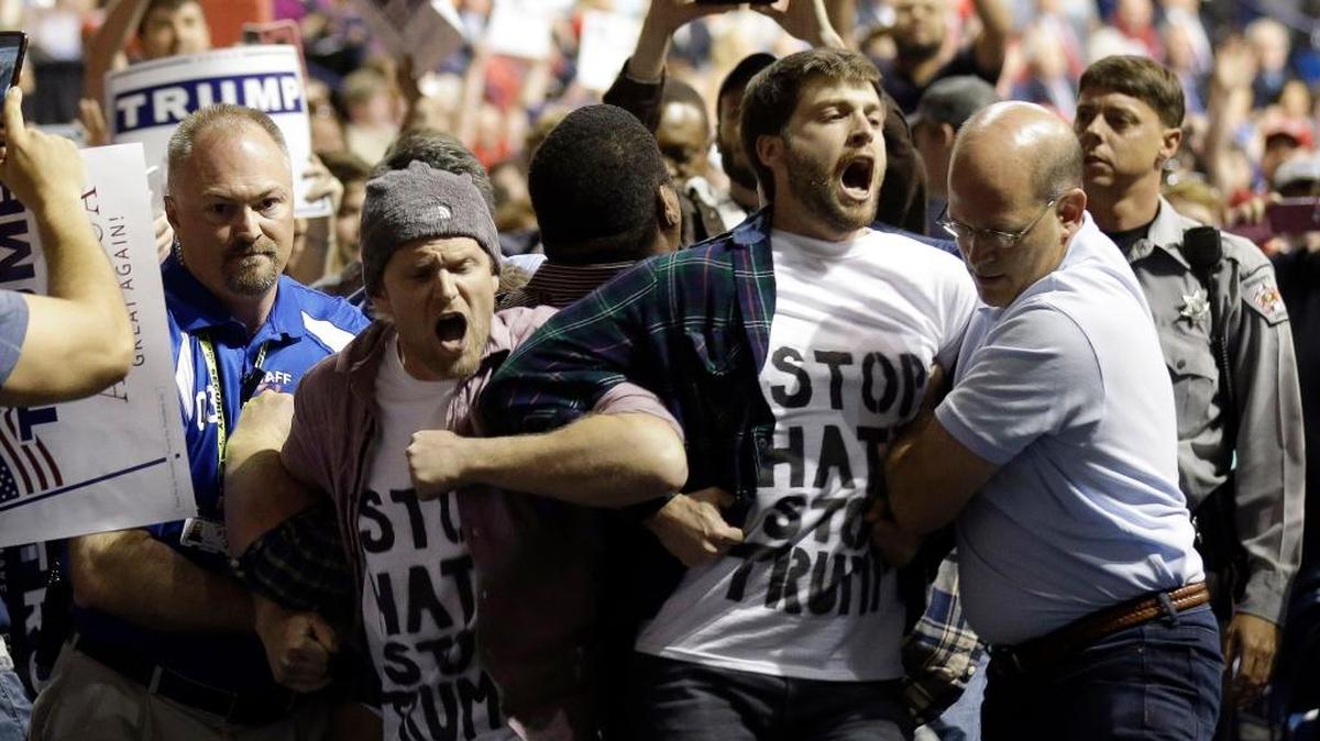 Manifestantes protestan en un mitin de campaña de Donald Trump el 9 de marzo, en Fayetteville, Carolina del Norte