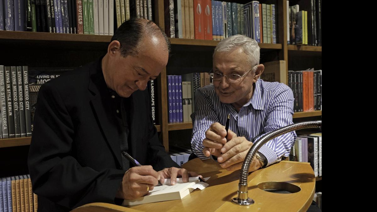 
Hernández Alende firma un ejemplar de su nuevo libro al periodista Guillermo Descalzi.
