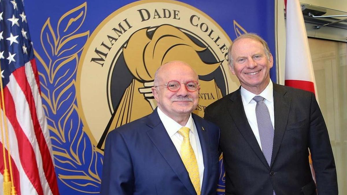 Eduardo Padrón (izq.), presidente del Miami Dade College, en un almuerzo en honor a Richard Haass, presidente del Council on Foreign Relations, CFR, y autor del libro ‘A World in Disarray: American Foreign Policy and the Crisis of the Old Order’, el 21 de marzo en Miami.