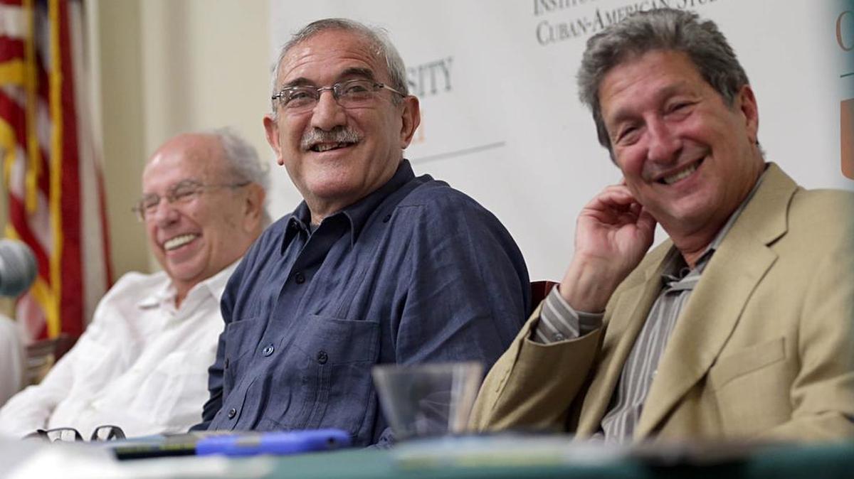 
Gustavo Tarre Briceño, Alexis Ortiz y Pedro Corzo, en la presentación del libro de Ortiz ‘En Miami todos seremos felices’, en la Casa Bacardí, de UM.
