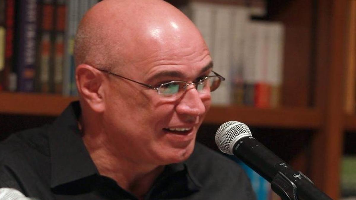 
Antonio Orlando Rodríguez en la presentación de varios de sus libros dedicados a los niños en Books & Books en Coral Gables.
