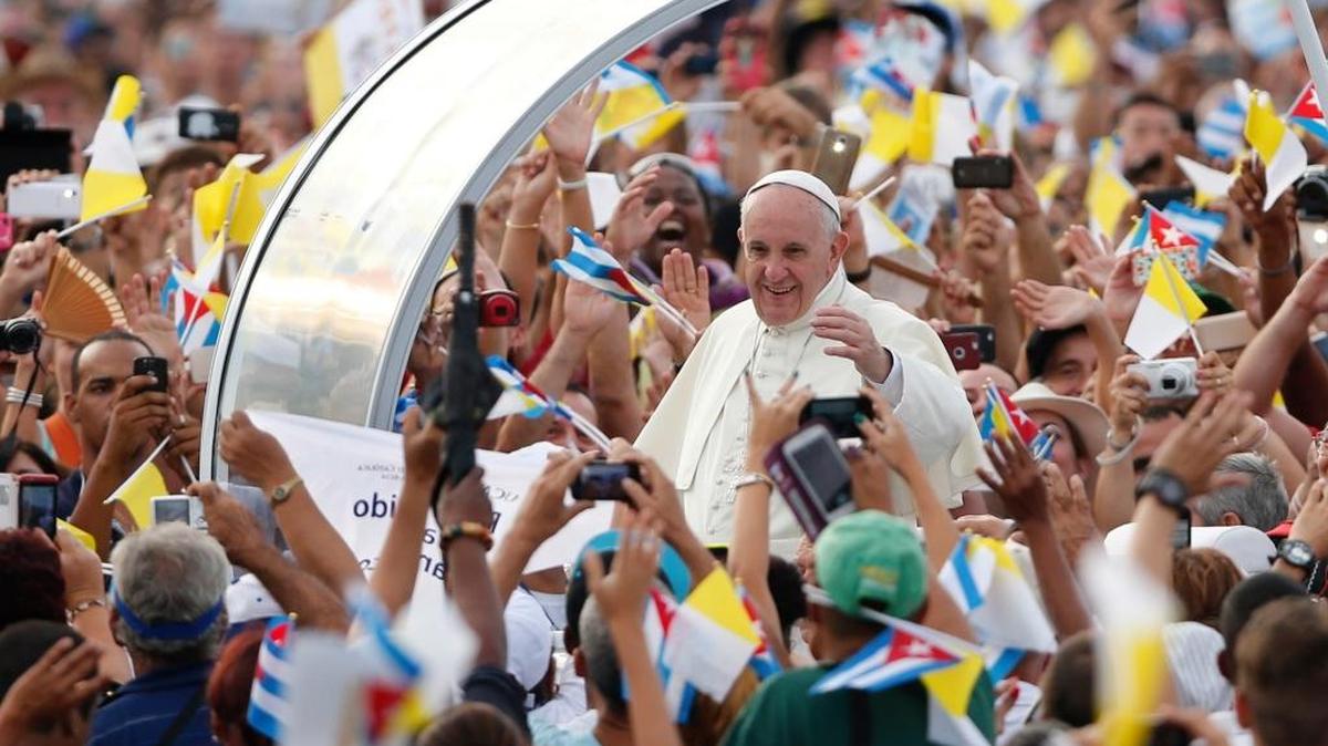 
El papa Francisco llega en el papamóvil para celebrar misa en la Plaza de la Revolución en La Habana, el domingo 20.
