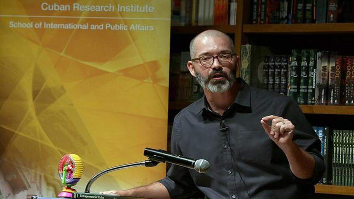 
Ted Henken, profesor del Departamento de Sociología de Baruch College, Nueva York, en la presentación de su libro ‘Entrepreneurial Cuba: The Changing Policy Landscape’, en Books and Books de Coral Gables.
