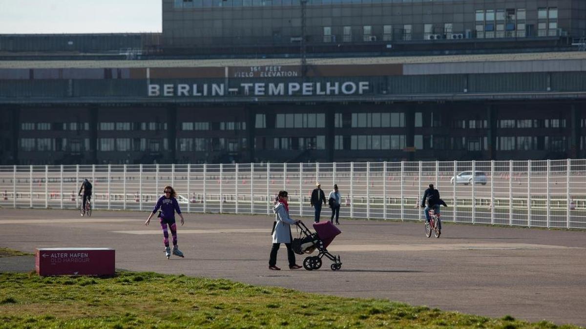 Alemanes disfrutan el Aeropuerto Tempelhof como un parque en el 2014. En la actualidad, el gran edificio sirve como albergue temporal de los refugiados que llegan a Europa de Afganistán, Pakistán y Siria.