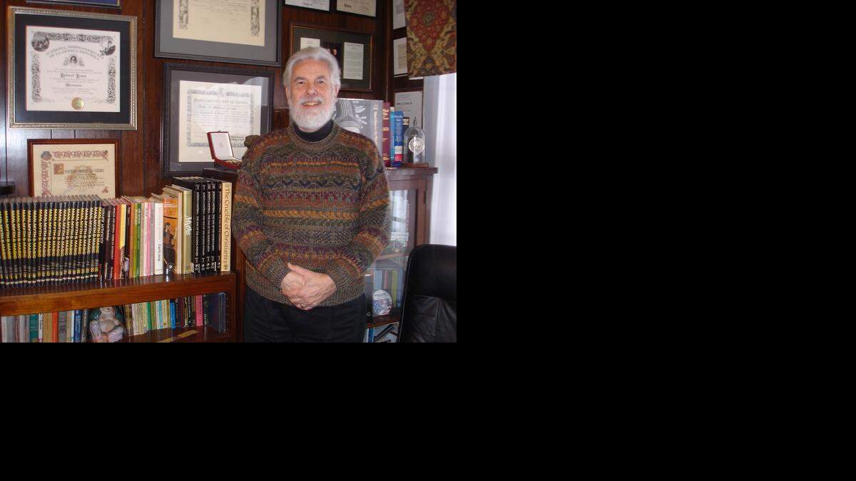 
El profesor y poeta Roberto Lima en la biblioteca de su casa en State College, Pennsylvania.
