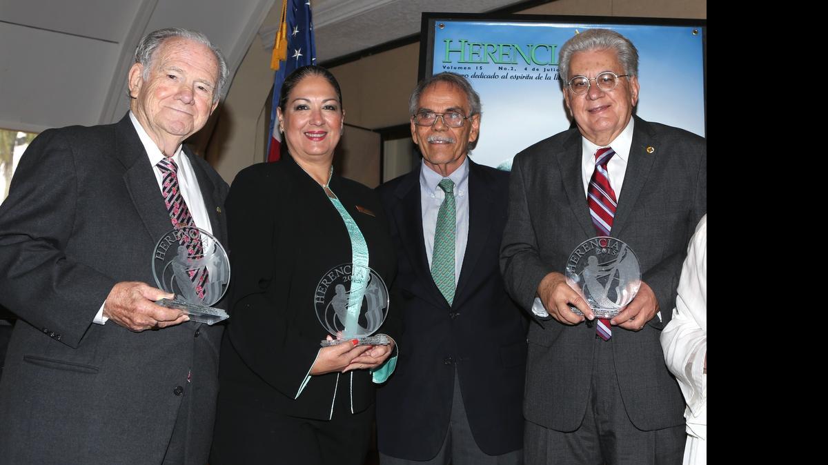 
Reverendo Martín Añorga, Esperanza de Varona Rodríguez, Luis Mejer Sarrá y Marcos Antonio Ramos, en la premiación de Herencia Cultural Cubana. 
