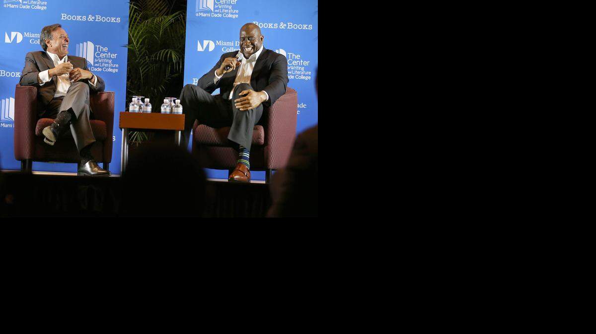 
El empresario Miguel ‘Mike’ Benito Fernández presentó el libro ‘Humbled by the Journey: Life Lessons for my Family… and Yours’, en el MDC. Estuvo acompañado por la leyenda del baloncesto Earvin ‘Magic’ Johnson (der.)
