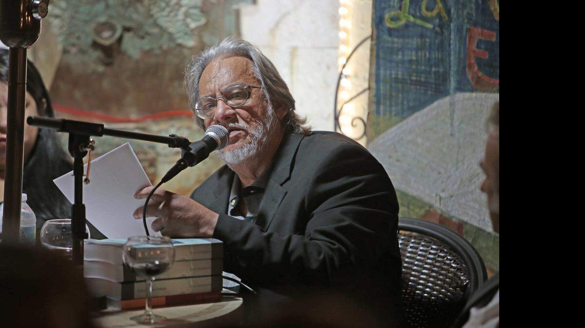 
Juan Benemelis presentó en La Otra Esquina de las Palabras los libros ‘Islam: civilización y política’ y ‘El universo, la vida y el humano’, en Café Demetrio.
