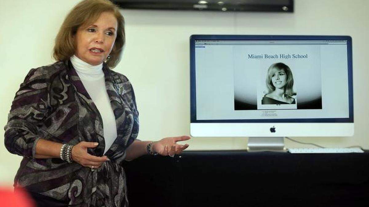 
Aida Levitan muestra una foto de cuando estudiaba High School, en ‘Viernes de Tertulia’, que organiza el escritor Luis De La Paz, en la sede de Miami Hispanic Cultural Art Center.

