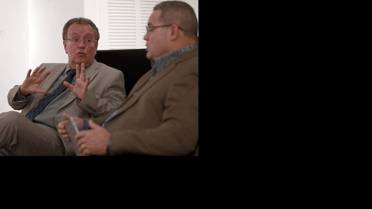 
El escritor Rolando Morelli (izq.) en ‘Viernes de Tertulia’, con Luis de la Paz en Miami Hispanic Cultural Art Center.
