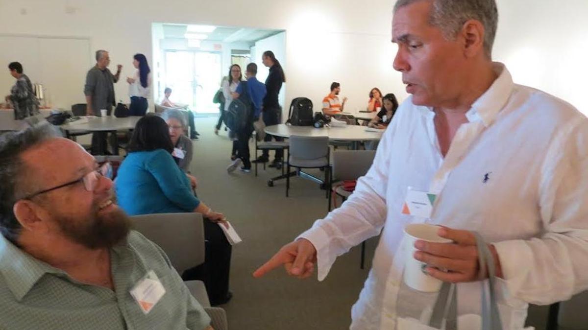 El director de teatro Alberto Sarraín y el escritor y dramaturgo Reinaldo Montero en un aparte durante el congreso de ‘Estudios cubanos: nuevas voces, nuevas perspectivas’ en UM.