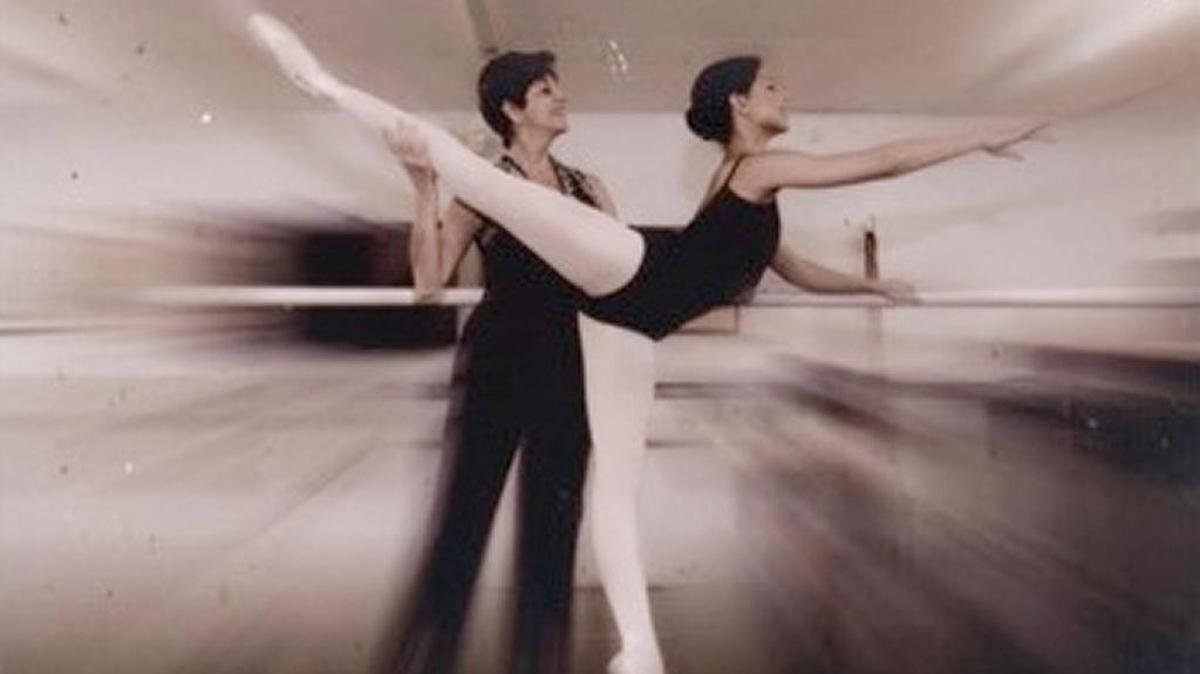 Mariana Alvarez dando clases a la estudiante Diana Figueroa en el Thomas Armour Youth Ballet.