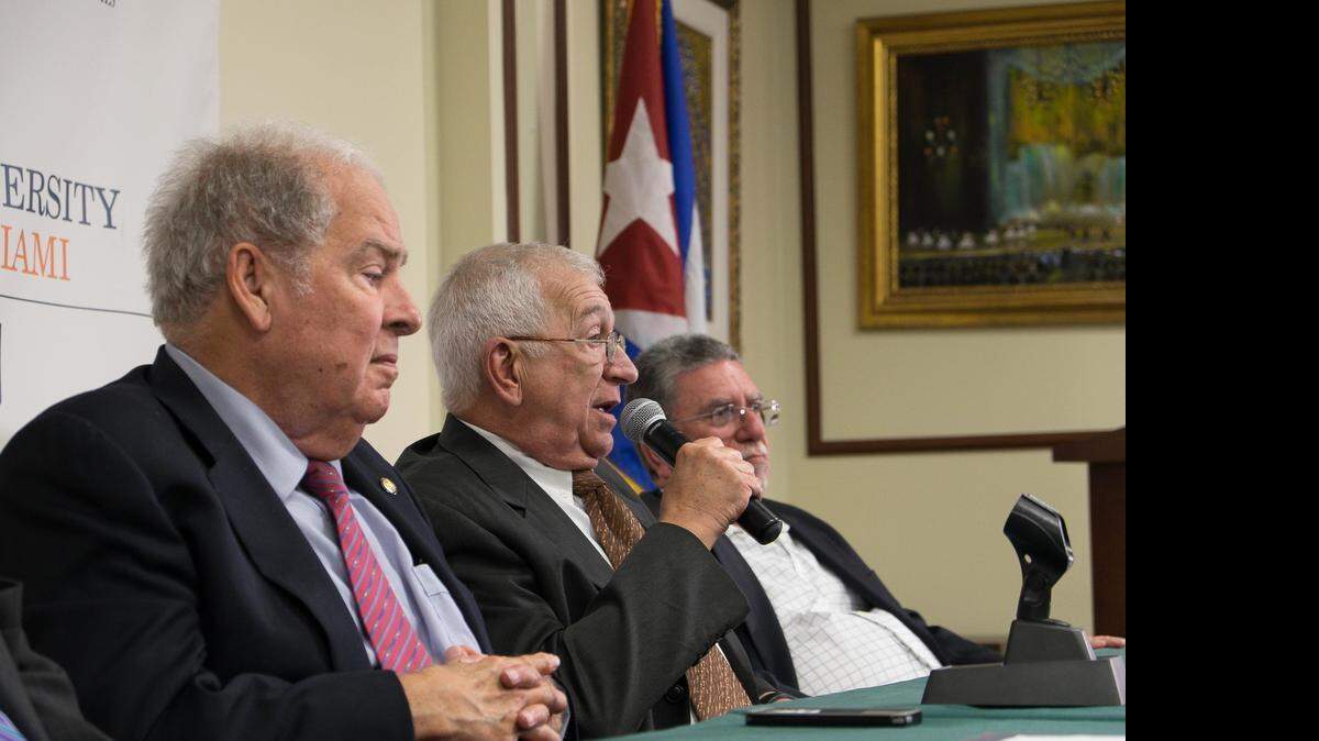 
Hildemaro Montejo Hidalgo (centro) presentó ‘El hombre de Praga’, con Oscar Echevarría (izq.) y Alcibiades Hidalgo en el ICCAS de la Universidad de Miami.
