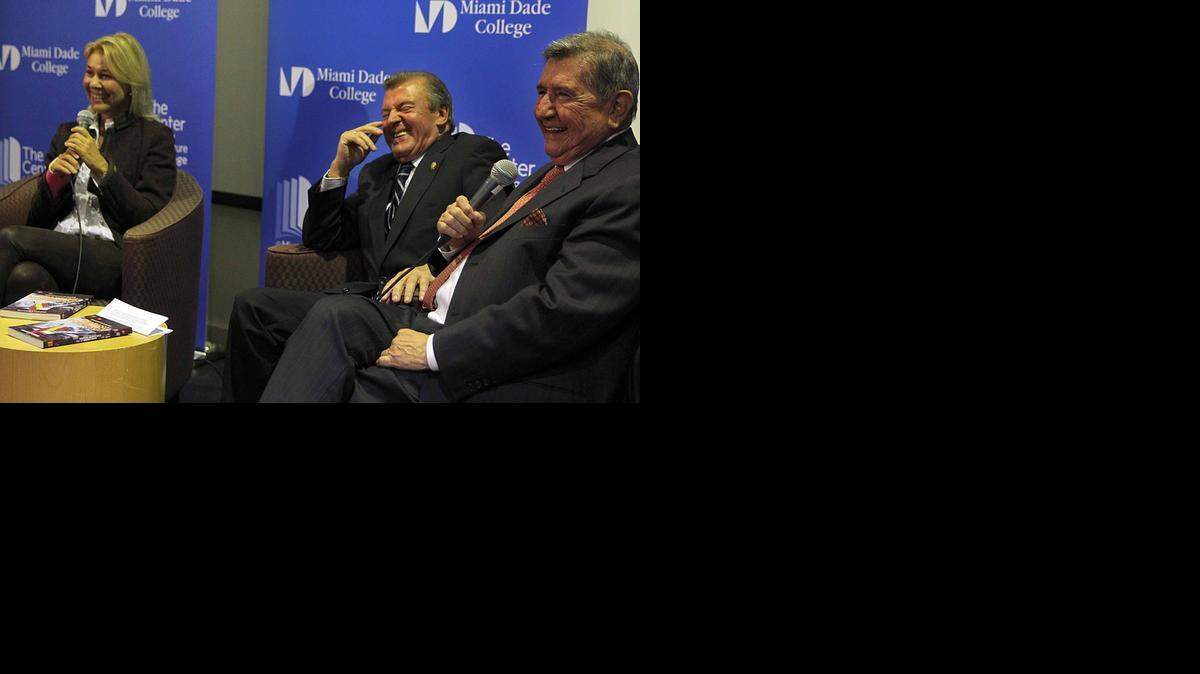 
Diego Lozano (centro), con Ana B. Remos, de el Nuevo Herald, y Eucario Bermúdez, de Radio Caracol, en la presentación del libro de Lozano ‘Con sabor español: relato de un luchador’, en el Wolfson Campus, del MDC.
